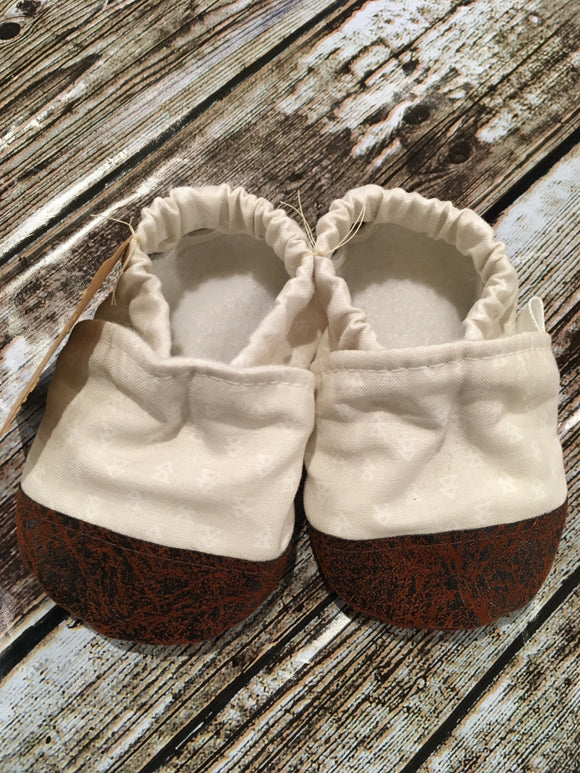 Cream/ White Arrowheads with Leather Toe (9-12 months)